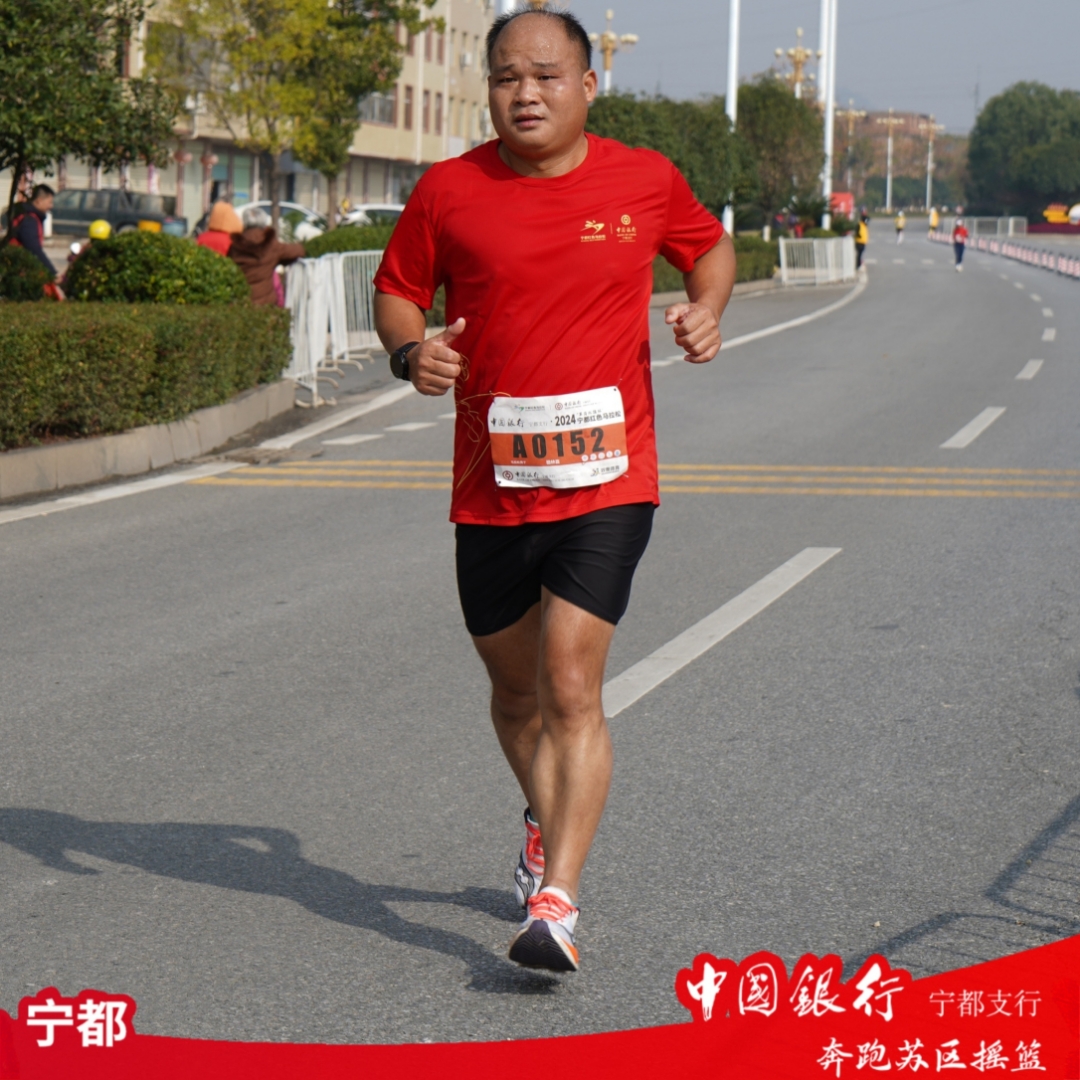 战胜强手夺冠，步履坚定的运动员
